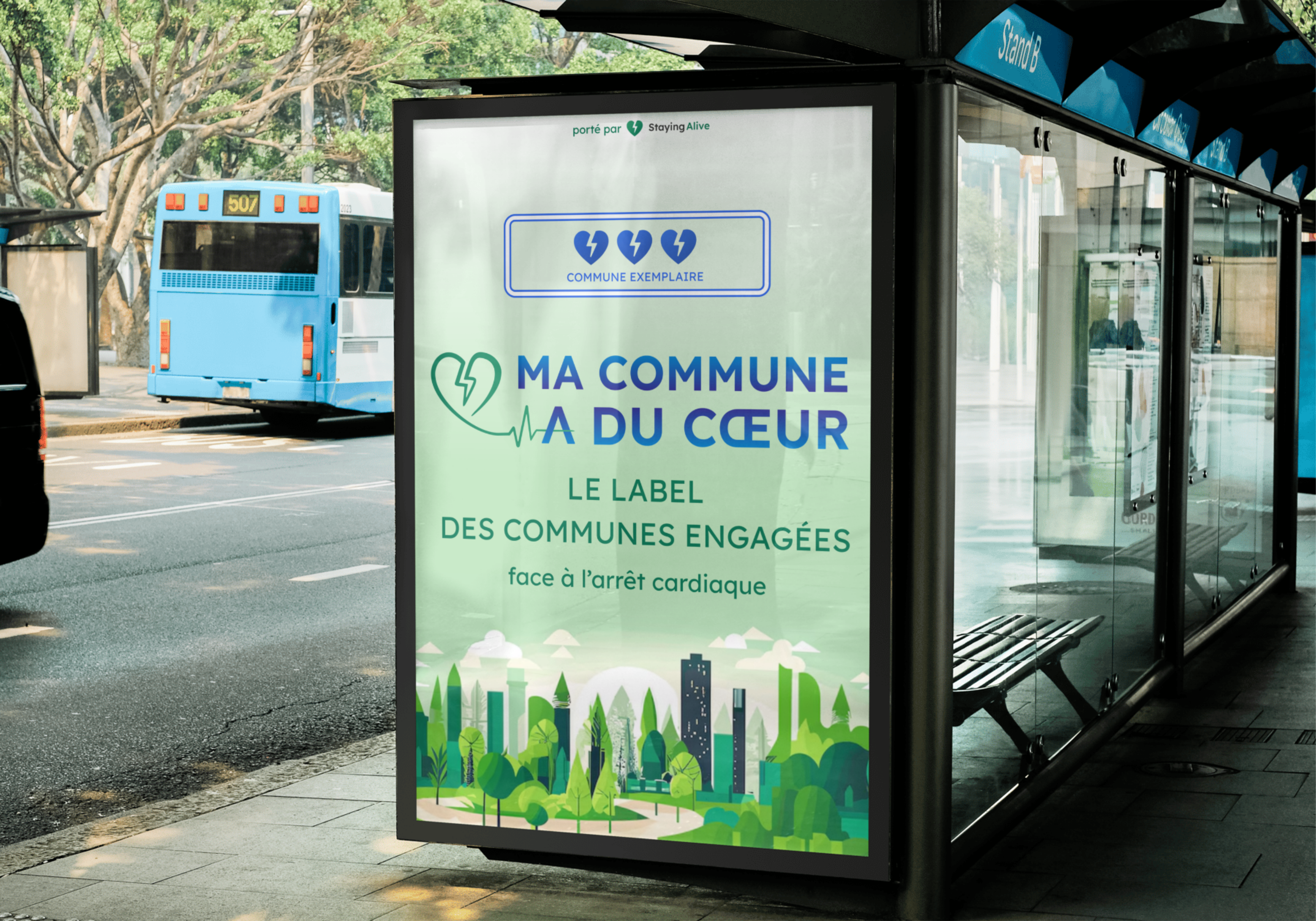 Mockup affiche Ma Commune a du Cœur sur un abribus